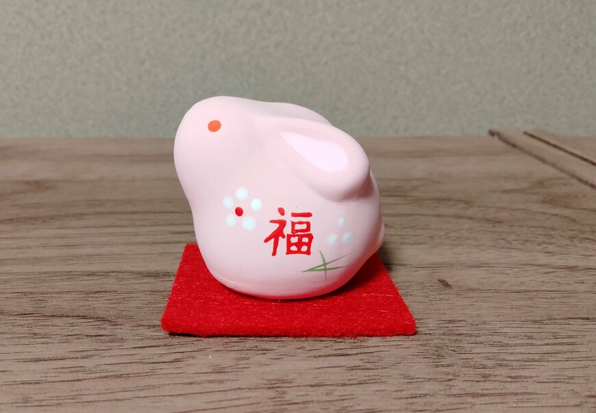 筆者撮影（ダイソー、置物（卯、座り、赤目））