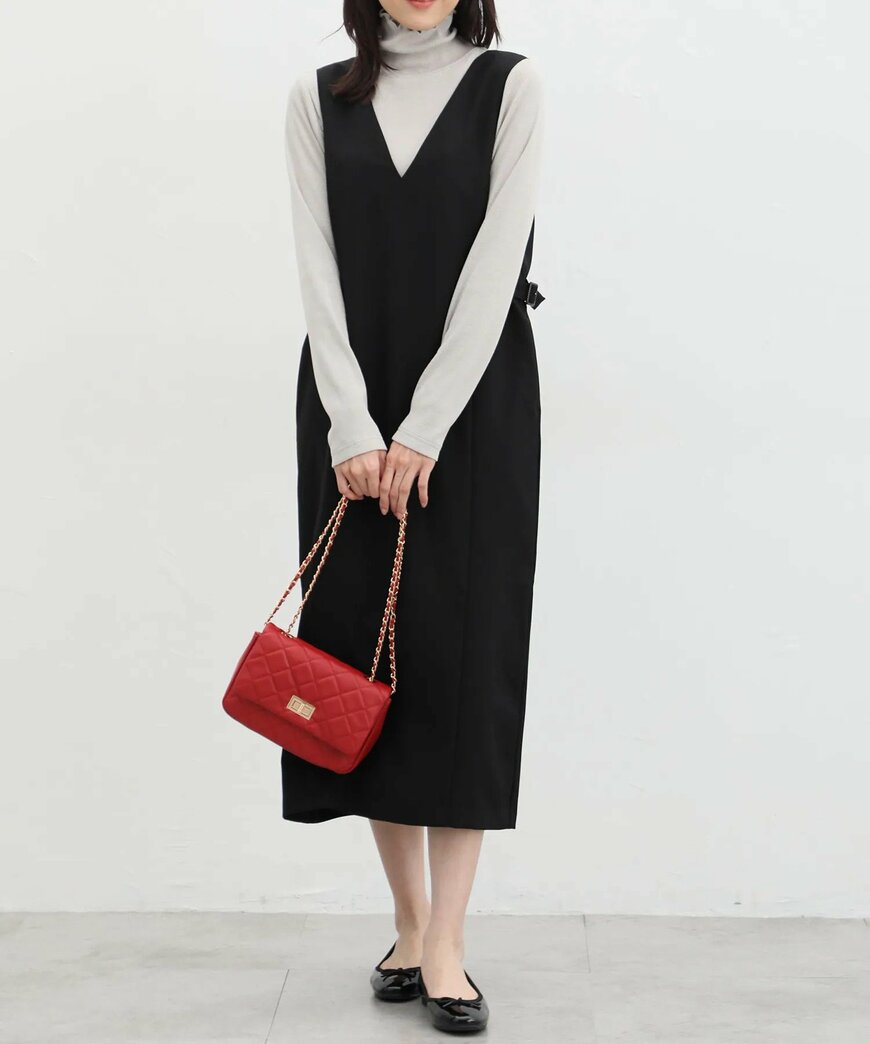 両サイドについているベルトでシルエットが変えられるワンピース