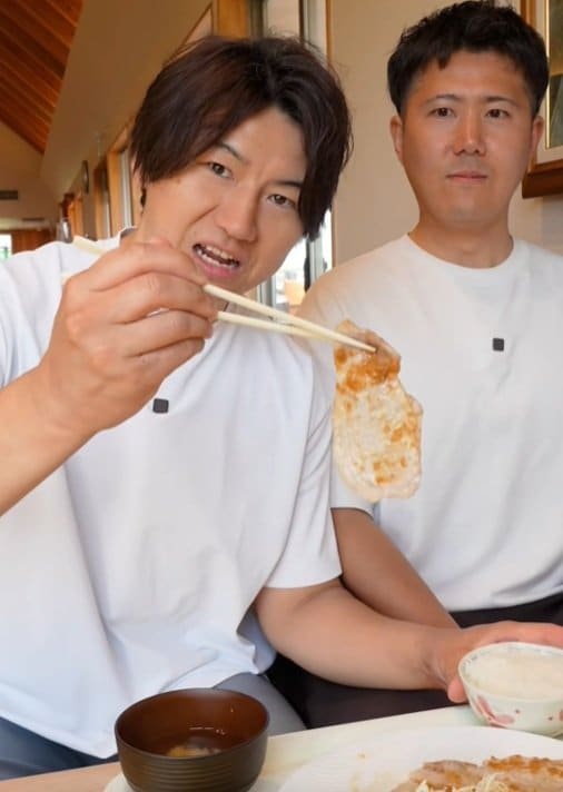 大きな豚肉をそのままご飯の上へ