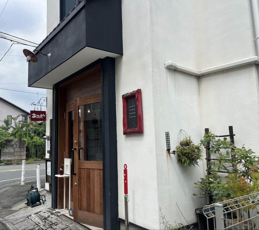 とてもおしゃれな外観の「あさのや」