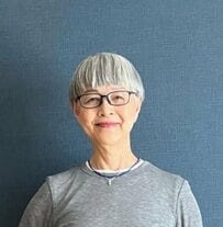 【70代マダム】の「GUシアーTシャツ」コーデが素敵すぎる！シンプルなのに上品でおしゃれ「姿勢の良さにくぎ付け」と絶賛の声