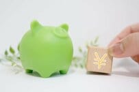 【65歳以上】現代シニアの平均貯蓄額はいくら？「夫婦無職世帯」のリアルな中央値と年金だけでは毎月赤字になる家計の罠