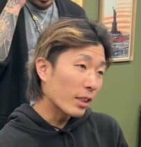 襟足を活かしたパーマを希望する男性　美容師イチオシの髪型で変身した姿が素敵