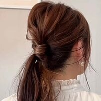 【ヘアゴム2本】ねじって簡単！忙しい朝の「ポニーテールヘアアレンジ」こなれ感たっぷりの大人可愛い時短まとめ髪