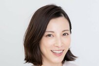 ”奇跡の42歳”加藤あい オフショルで大人の色香 最新ショットに「はぁ〜お美しい…」「変わらぬ美貌」と絶賛の声