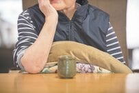 高齢者「生活が苦しい」世帯は48.3%。60歳代～70歳代「二人以上世帯」で貯蓄100万円未満は何パーセント？