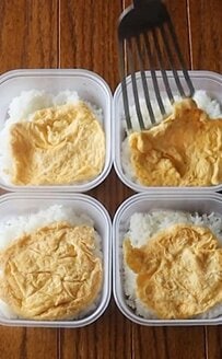 【タッパー弁当】食材3つとご飯で作れてお手軽！「簡単照り卵チキン丼弁当」が話題