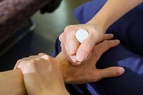 「痴漢」を防ごうとすると「えん罪」が問題になる…もはや男女関係なく「痴漢対策」は必要？