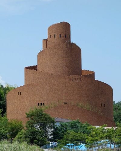 バベルの塔のような給水塔