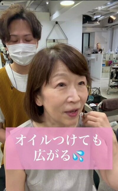 肩にふれる長さの、毛先が広がりやすいブラウンのボブ（ビフォー）