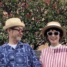 【60代夫婦】涼しげな夏色リンクコーデがおしゃれ！小物を揃えて統一感を演出