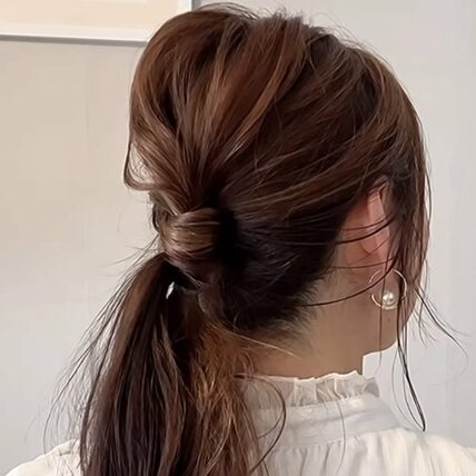 【ヘアゴム2本】ねじって簡単！忙しい朝の「ポニーテールヘアアレンジ」こなれ感たっぷりの大人可愛い時短まとめ髪