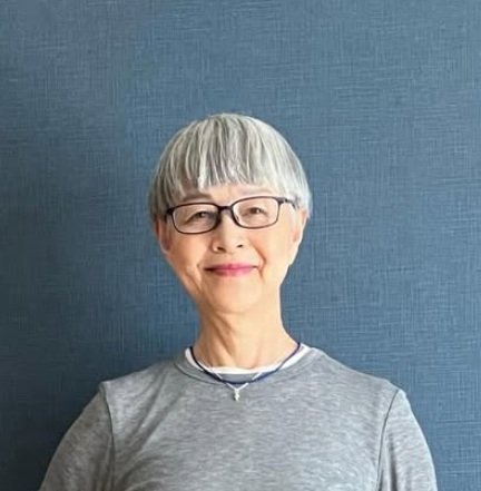 【70代マダム】の「GUシアーTシャツ」コーデが素敵すぎる！シンプルなのに上品でおしゃれ「姿勢の良さにくぎ付け」と絶賛の声