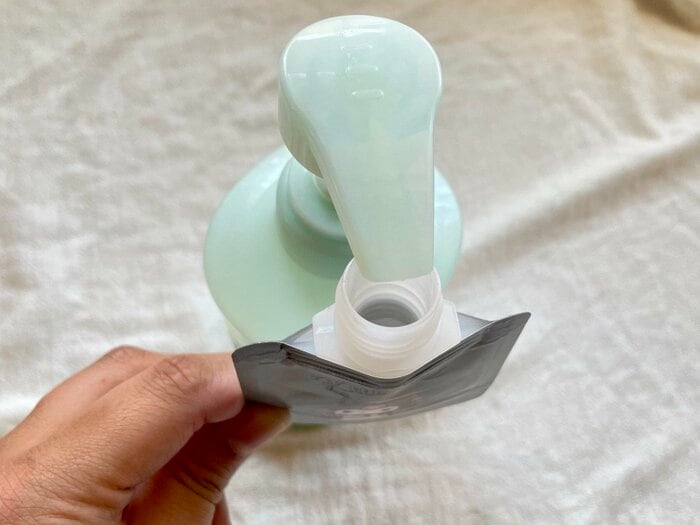 続いて、詰め替え口のサイズやキャップの形状を見ていきます