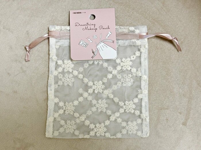 閉じ紐のリボンはツヤ感があり、高見えするポイント