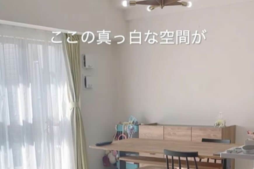 【壁紙DIY】どこか物足りない印象の白い壁→1児のママが理想の壁にするため奮闘！北欧ナチュラルのグレーで見違えるリビングに変身「素敵です」