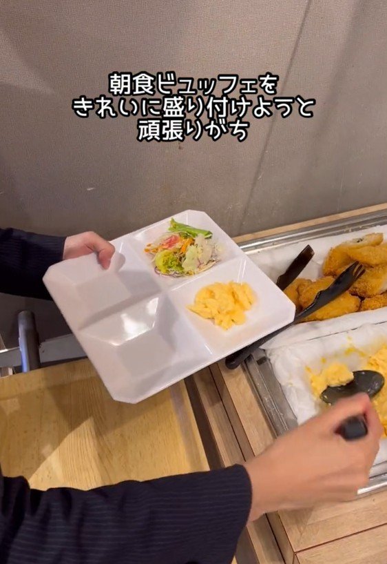 出所：@superhotel_official「スーパーホテルがお届けするホテルあるある朝食ver.」