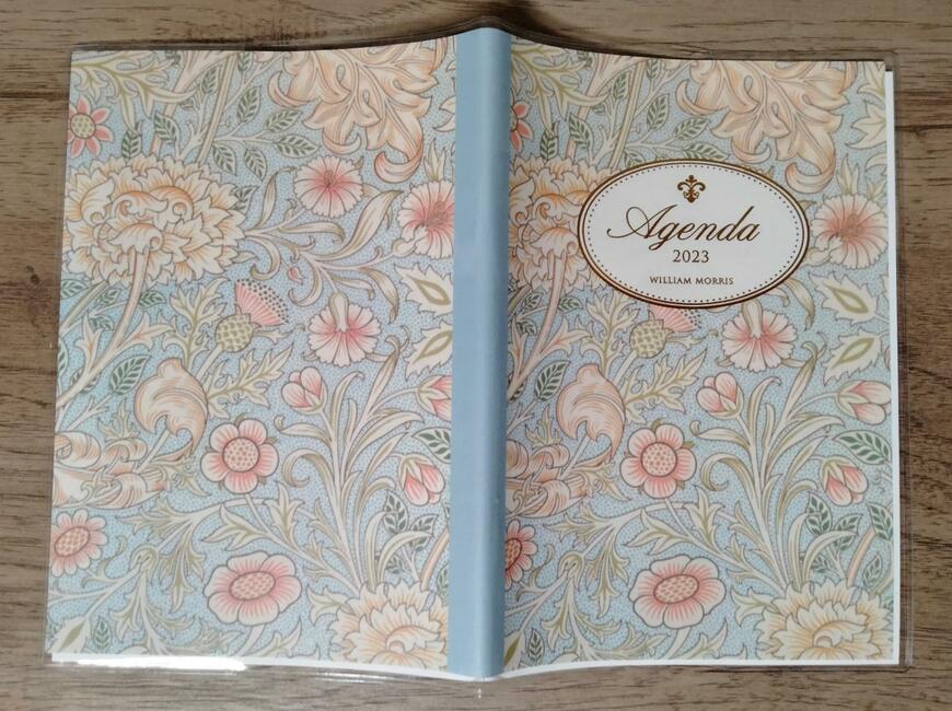 筆者撮影（セリア、B6ダイアリー ウィリアム・モリス 4月始まり 日曜始まり）