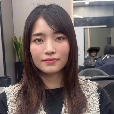 ロングヘアに変化を付けたい方注目！女性がレイヤーカットで印象チェンジ　動きをプラスしたヘアスタイルが素敵