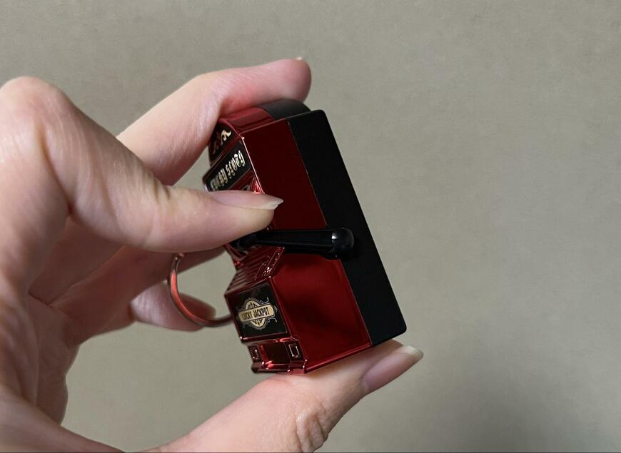 ダイソー、キーホルダー(スロットマシーン)画像