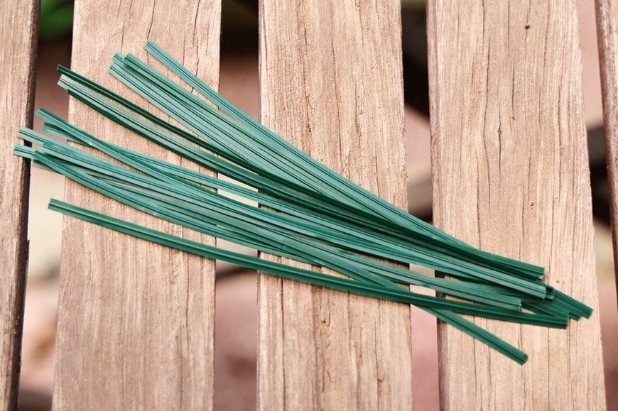 緑色のワイヤー入りビニールひも