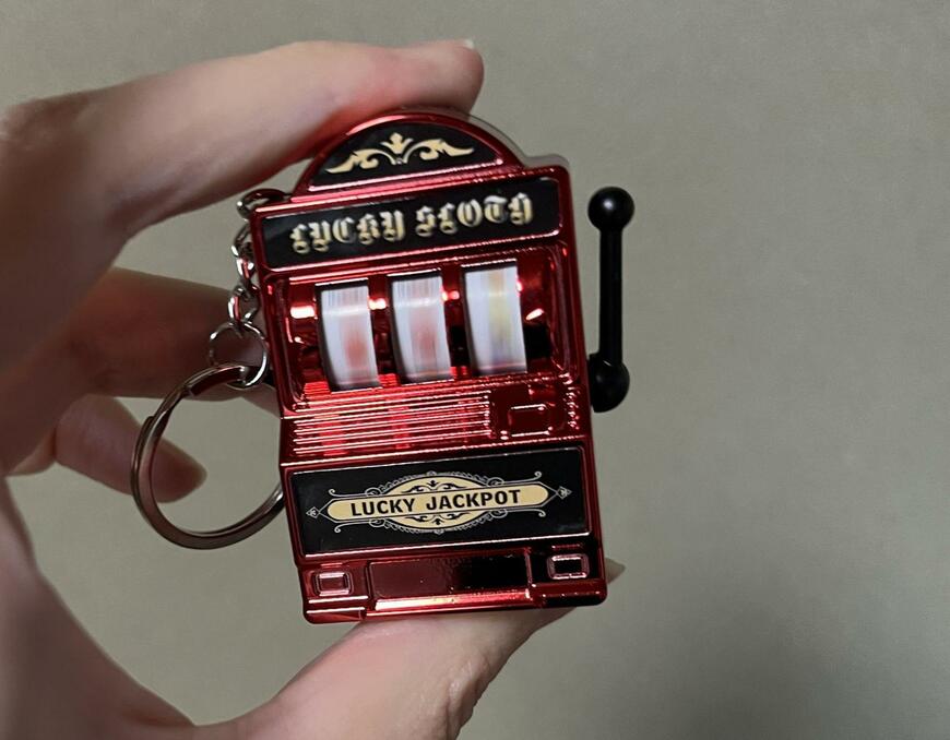 ダイソー、キーホルダー(スロットマシーン)画像