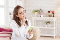 【年金生活者支援給付金】2月13日支給の年金に「月1万900円」が加算される人のはどんな人？《支給要件・請求方法》を見てみる