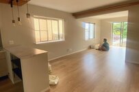 中古住宅購入後のビフォーアフターが話題　細長いリビングに写り込む犬が「かわいすぎる」