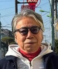 【73歳イケオジ】定番の「白パーカーコーデ」を品よく着こなす！大人の余裕漂うカジュアルスタイルに「素敵です」の声