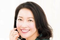 57歳 羽田美智子が着こなす上下「UNIQLO」の上品初夏コーデが反響。「高い服に見えますね」「上品で素敵」エクリュカラーで色をそろえて格上げ