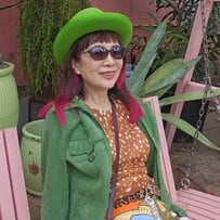 【70歳マダム】ZARAのバンビ柄トップスがおしゃれ！プリントパンツを合わせた「秋コーデ」