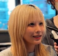 女性「お任せで」　カットとカラーでイメチェン！オン眉×根元ホワイト毛先ピンクで「めっちゃ可愛い！」と本人大満足！