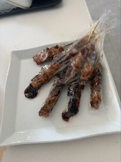 ポリ手袋に入った焼き鳥