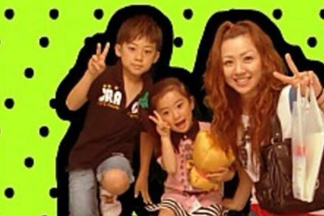 「幼児2人と母」が写ったプリントシール　成長後に撮影すると…親子の変化に「ママはどこ？」