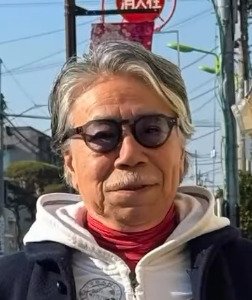 【73歳イケオジ】定番の「白パーカーコーデ」を品よく着こなす！大人の余裕漂うカジュアルスタイルに「素敵です」の声