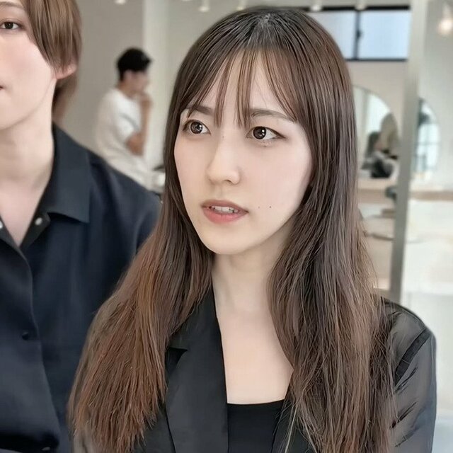 【フォトウェディング準備】ロングヘア女性が〈縮毛矯正×カラー×カット〉で…ふんわり華やかスタイルに！「すごーい！」と笑顔