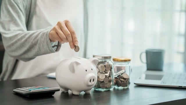 【70歳代の貯蓄】1000万円に届かない世帯が「44.1％」、3000万円以上は「25.2％」。70～74歳の就業率36.2％とあわせて確認