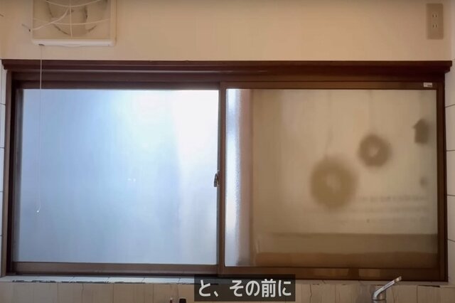 【キッチンDIY】年季の入ったキッチンの窓周辺に木の温もり溢れるおしゃれな窓枠と棚をDIY！「素朴でいいですね」と話題