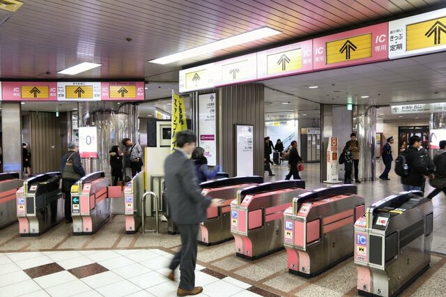 新宿駅で見かけた京王電鉄の「ハロウィンに関するお願い」　張り紙の内容に「もう4年前か」「かなり対策してる」