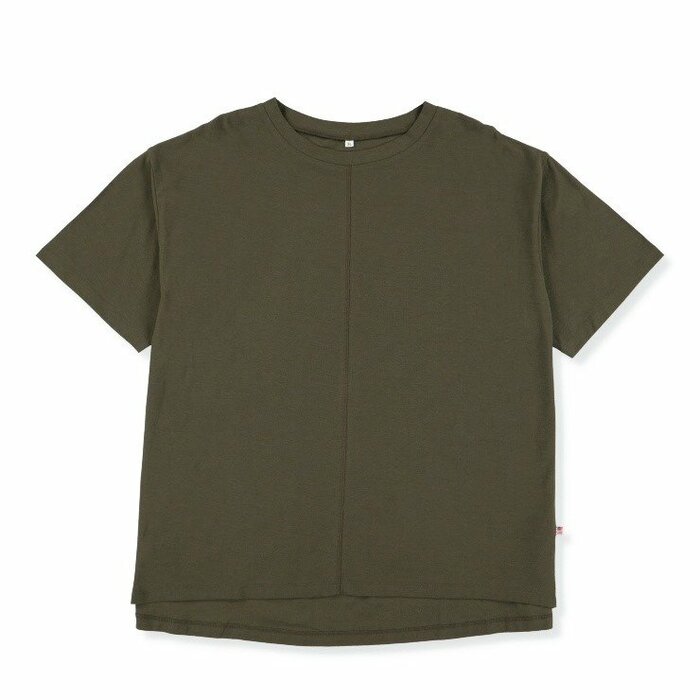 タイトなボトムスと合わせても全体のバランスが綺麗に整います