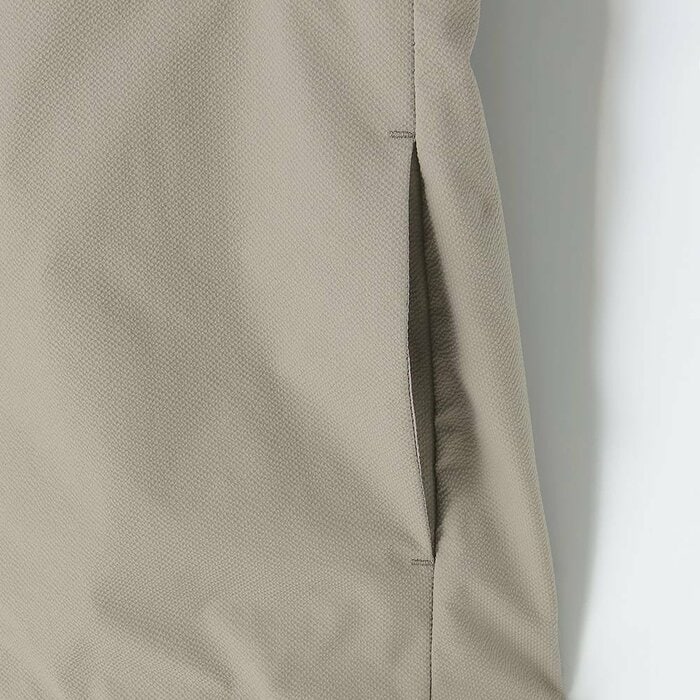 スマートフォンや鍵などをサッと出し入れできるのが便利です