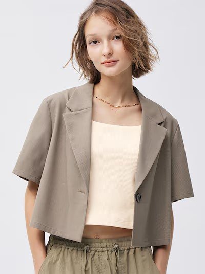 デコルテをキレイに見せてくれるのがポイントのカップ付きインナータンクトップ