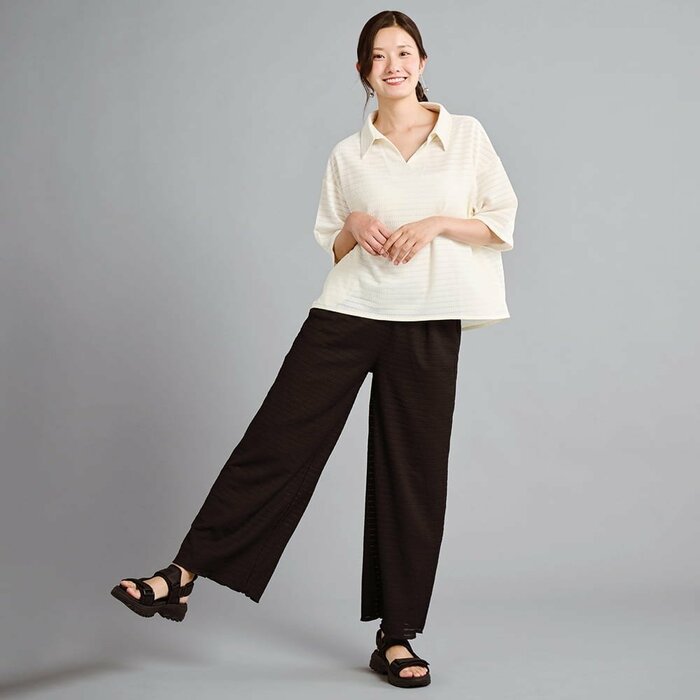 身体のラインを拾いすぎない、程よいゆとりがあるのも魅力