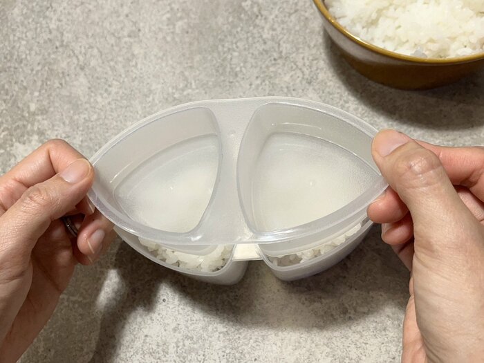 ご飯をかぶせ終わったら、フタをする