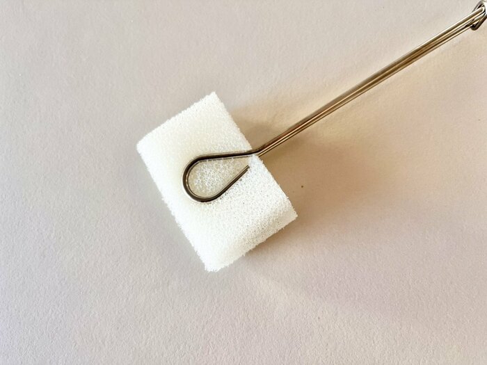 細いボトルを洗う時には、スポンジを半分に折ってから挟むのがおすすめ