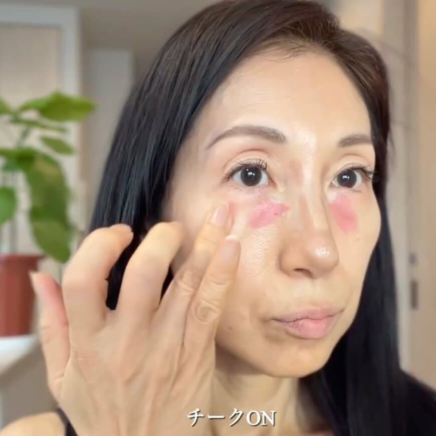 「たったこれだけ」50代の疲れ顔は【印象チェンジメイク】で華やかに！時短で叶う“点置き”メイク術