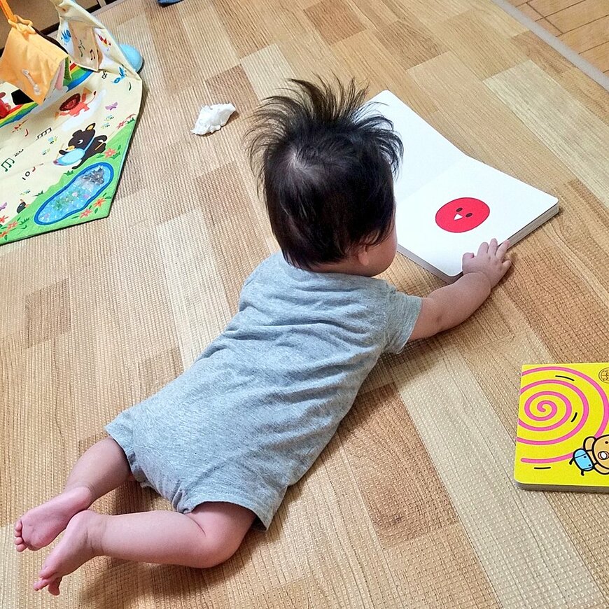絵本を読む0歳だった長女が7年後…次女にとった行動に母が涙「涙腺緩む」「優しいお姉ちゃん」