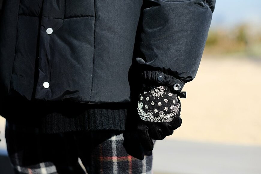 黒メインのコーディネートのアクセントにしたのは、以前〈シュプリーム〉から発売されたノースフェイスコラボのペイズリー柄のグローブ。