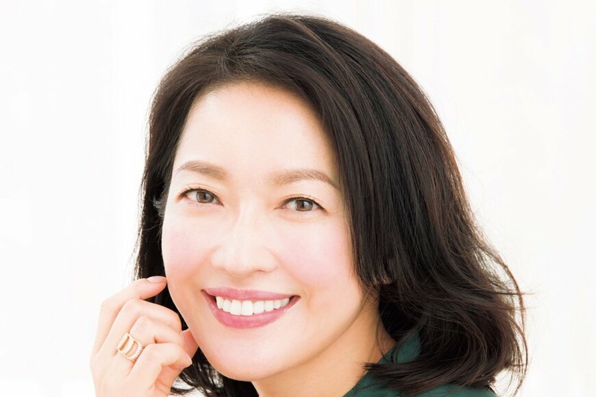 57歳 羽田美智子が着こなす上下「UNIQLO」の上品初夏コーデが反響。「高い服に見えますね」「上品で素敵」エクリュカラーで色をそろえて格上げ