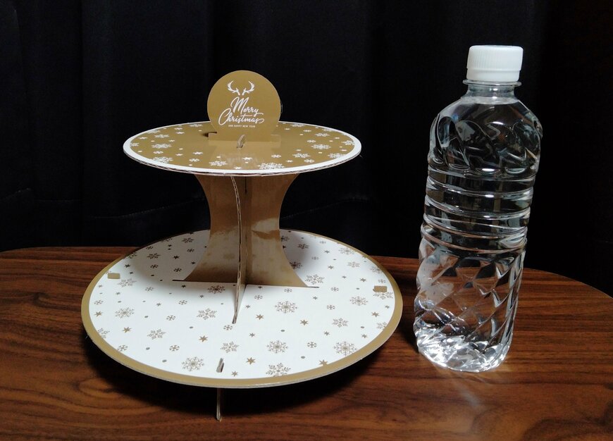 筆者撮影（セリア、パーティースタンド 2段 ナチュラルクリスマス）